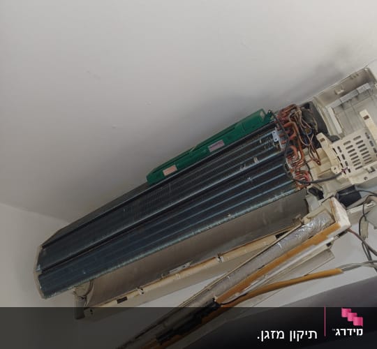 יחידת מיזוג אוויר מפורקת עם צינורות חשופים